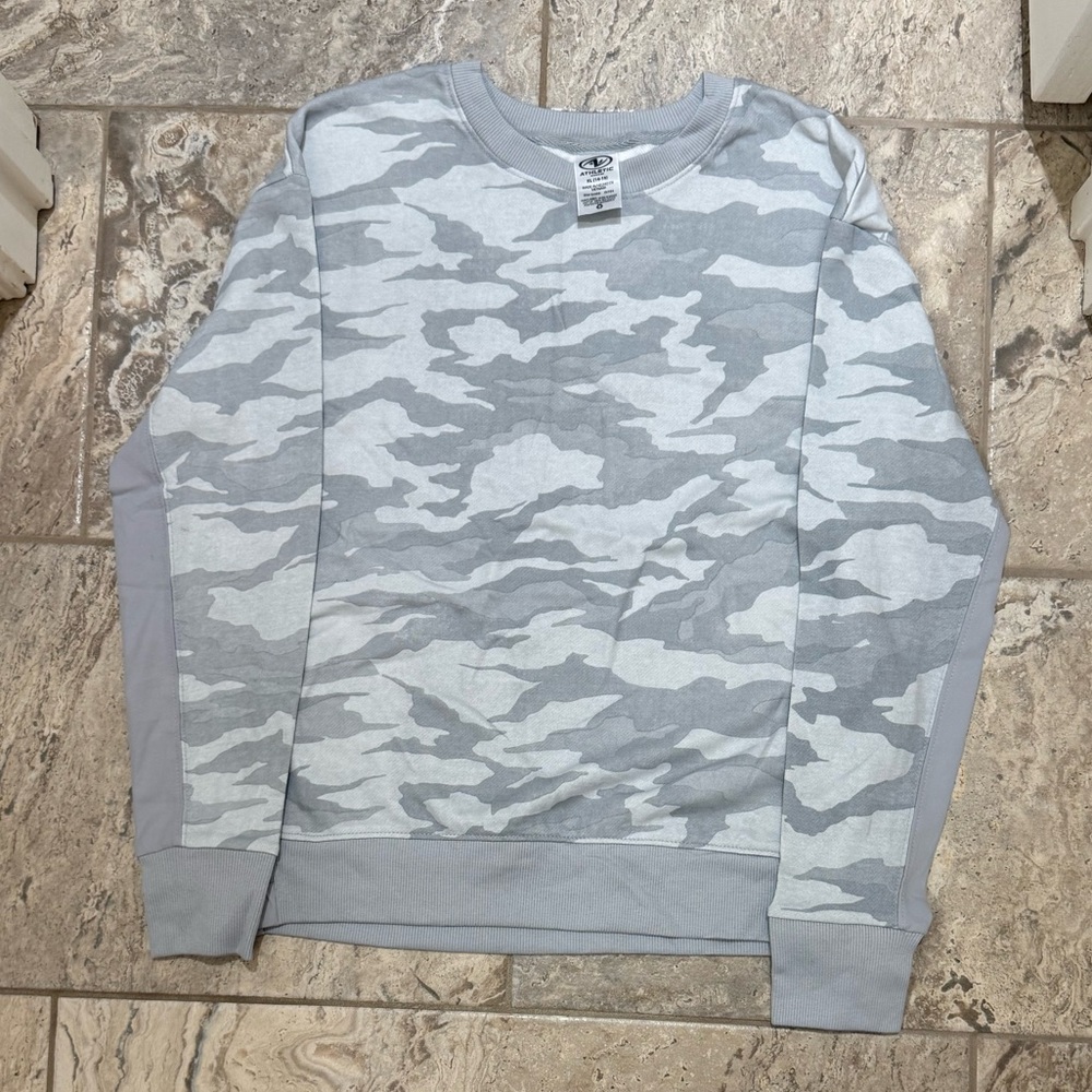 NWT Size XL Gray Camo Sweater